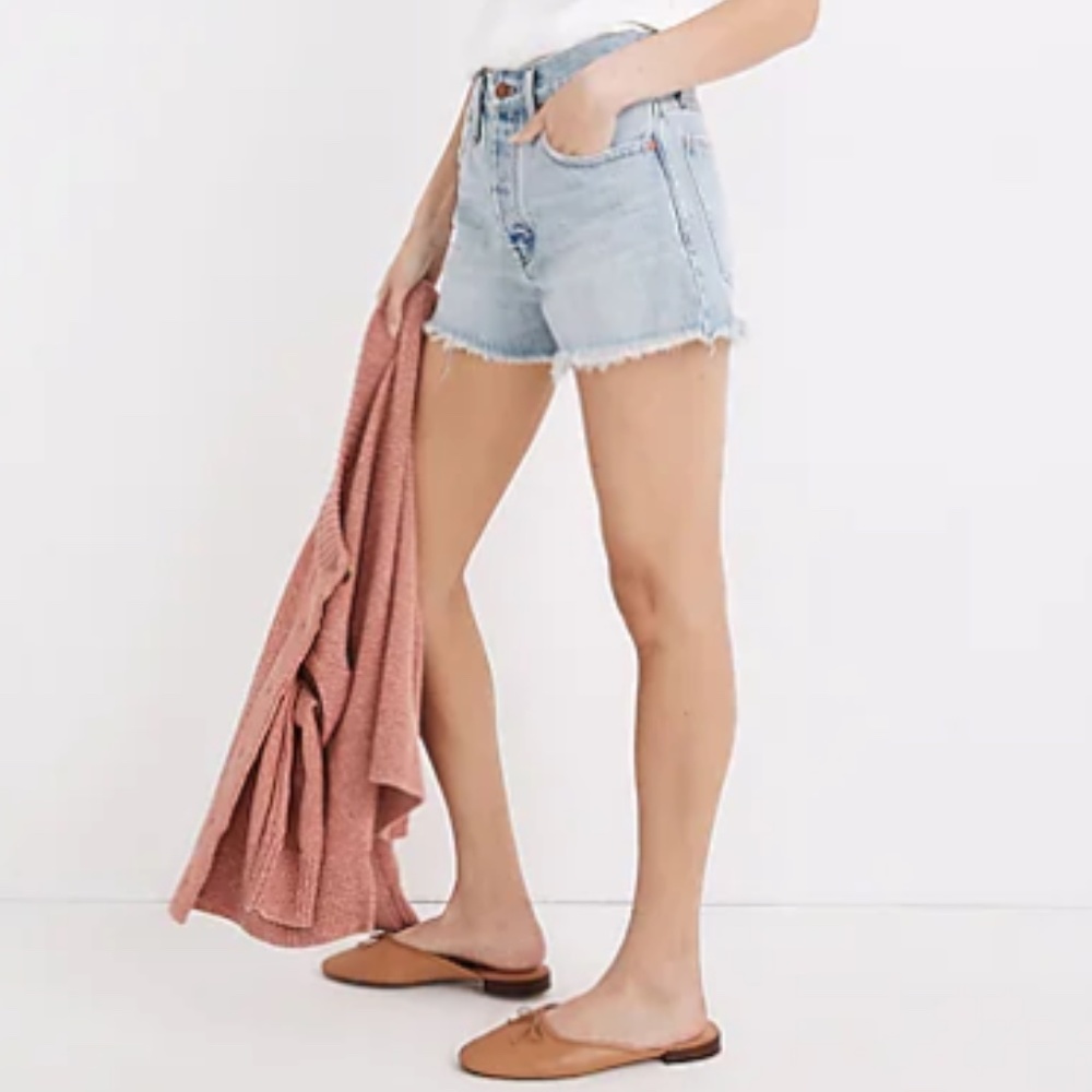 Relaxed Denim Shorts in Cedarcroft Wash 25
